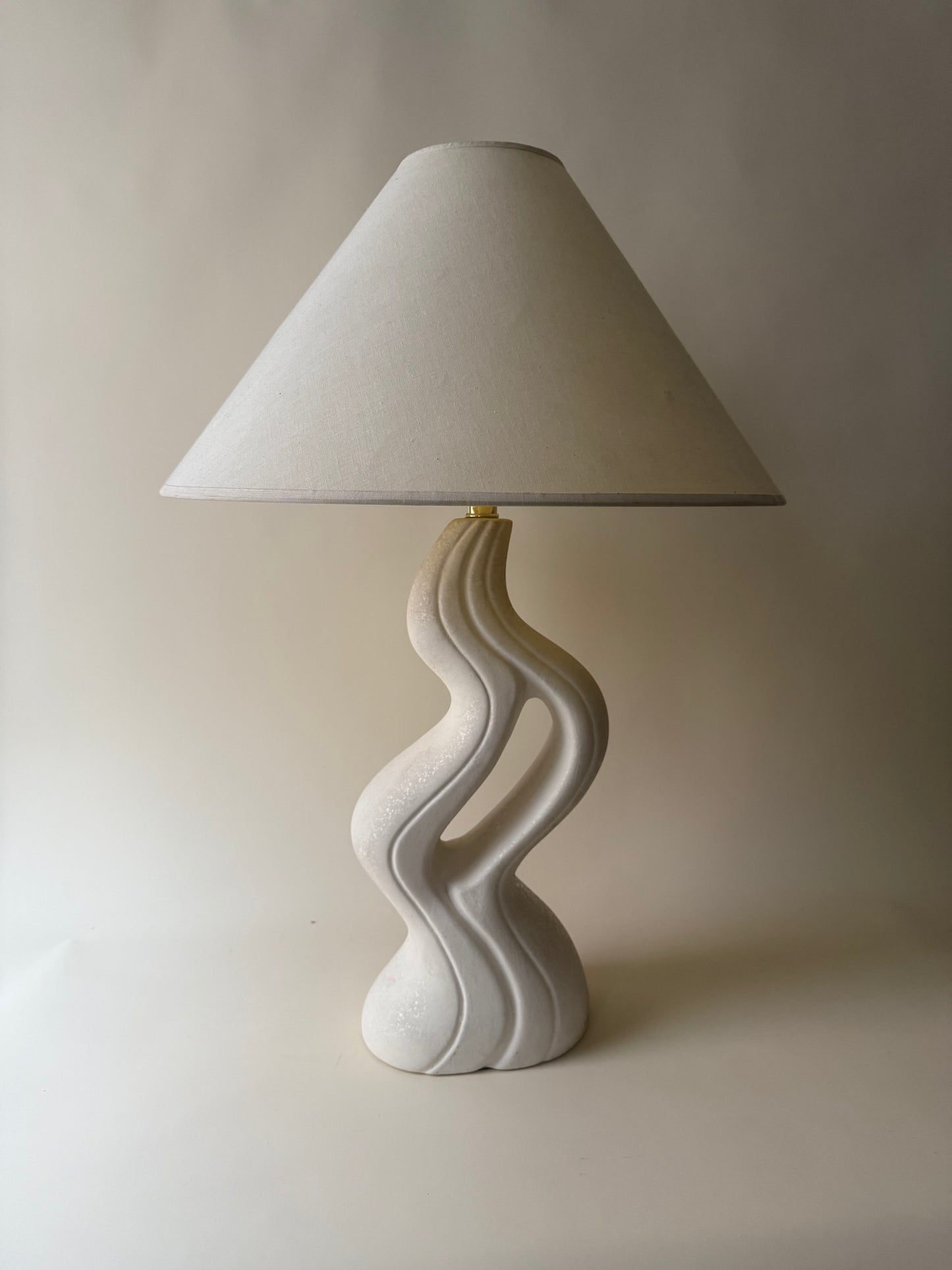 1980s postmodern sculptural wavy white textured ceramic table lamp