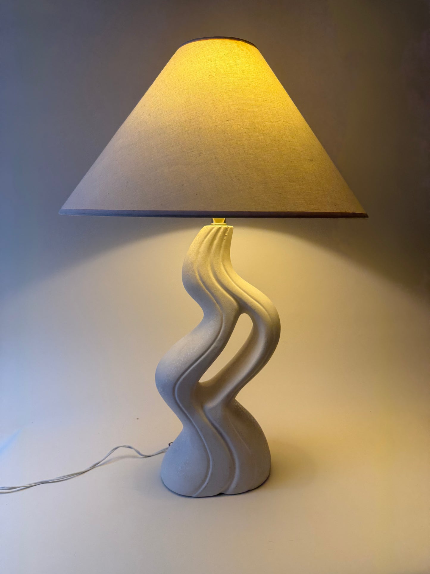 1980s postmodern sculptural wavy white textured ceramic table lamp